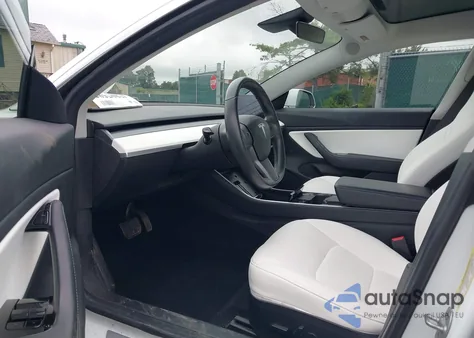 2018 Tesla Model 3 Long Range/Performance z USA, uszkodzony, nr VIN 5YJ3E1EB7JF098025